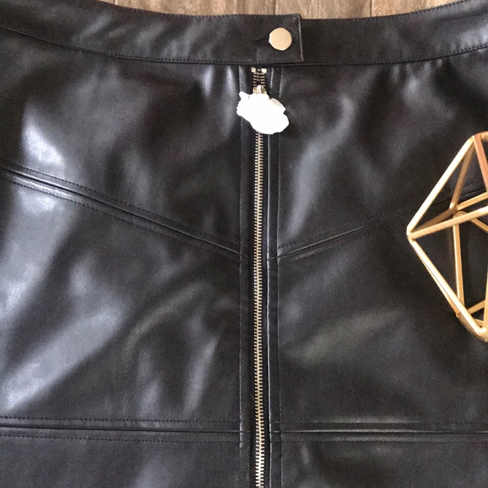 NWT Plus Size 1X Faux Leather Zip Up Mini Skirt - Picture 2 of 6